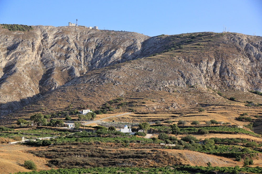 Profitis Ilias, 565m nad. m., nejvyšší hora Santorini